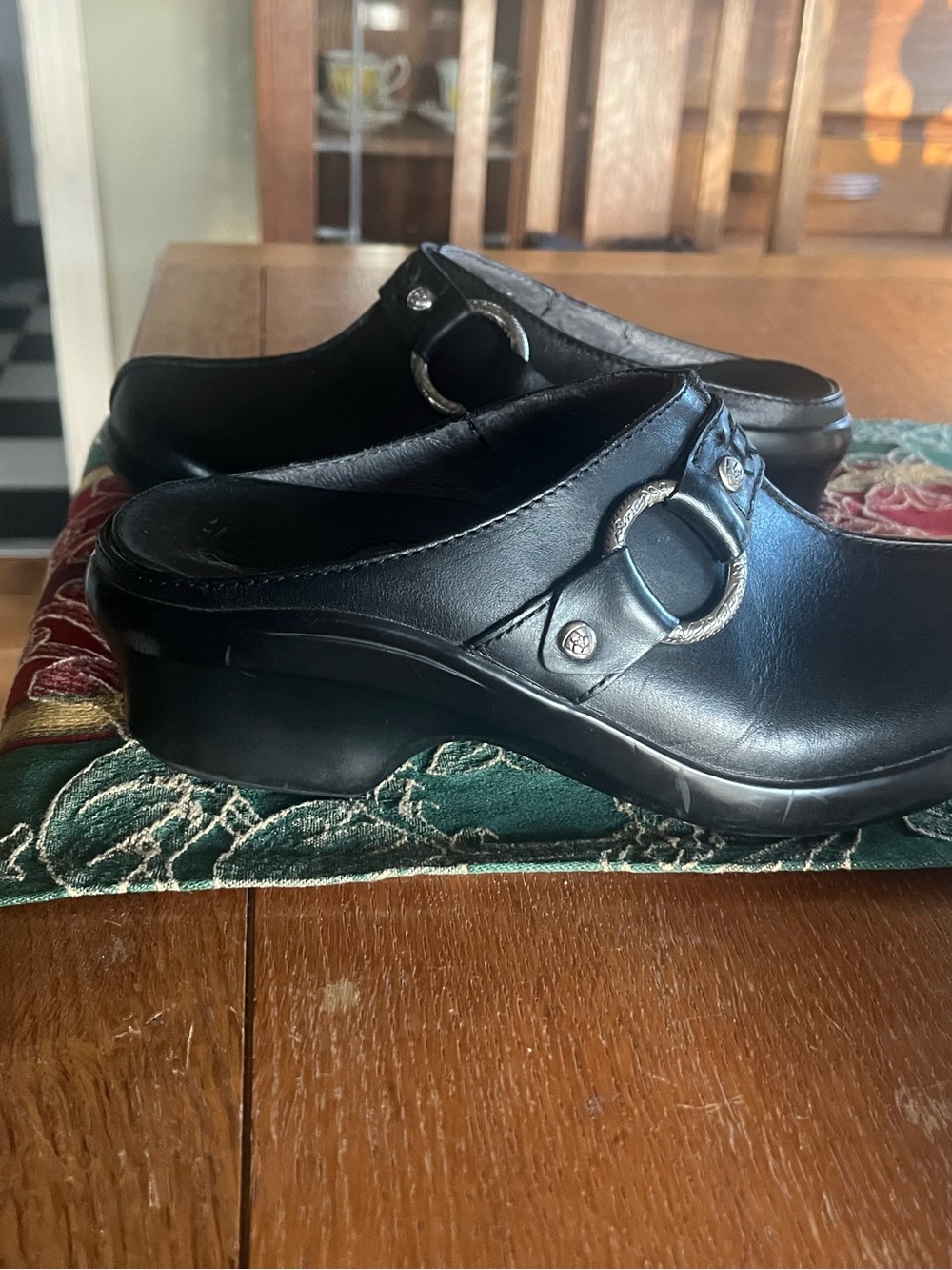 Ariat Black Leather Clogs/Mules with Silver Ring Accent - Womenโs 6.5